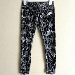 Nike Girl's Leggings Size L Black/White Mashup AOP Yoga
Pants